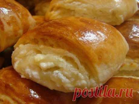 ТВОРОЖНОЕ ЧУДО 
Деткам на радость:) 

Тесто: 
200 г маргарина 
3 ст. муки 
0,5 ч.л. разрыхлителя 
1 ст. кефира 

Начинка: 
500 г творога 
0,5-1 ст. сахара 
1 ч.л. ванилина 
1 яйцо - белок 

Для смазки: 1 желток 

Маргарин порубить ножом. Муку смешать с разрыхлителем и добавить к маргарину, перемешать. В рассыпчатую массу добавить кефир. Тесто аккуратно собирать, а не вымешивать. Готовое тесто разделить на 3 шара и оставить в холоде на 1 час. 

Творог растереть с сахаром и ...