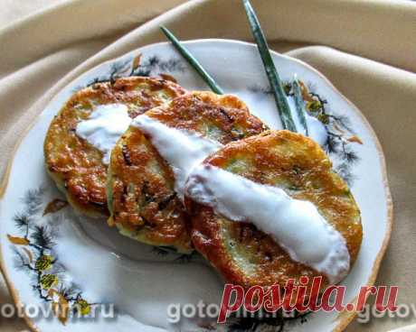 Оладьи на кефире с капустой и зелёным луком. Рецепт с фото Оладьи на кефире с капустой и зелёным луком получаются мягкими, и по вкусу кажется, что они приготовлены с добавлением картофеля, а вот наличие капусты ничем себя не выдаёт. Перед подачей жареные оладьи обязательно выложите на бумажное полотенце, так как они получаются очень жирными. Оладьи подавайте со сметаной, майонезом или взбитым с солью густым кефиром.