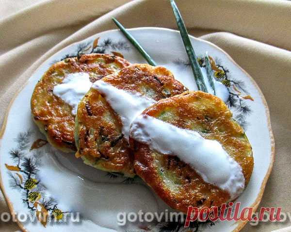 Оладьи на кефире с капустой и зелёным луком. Рецепт с фото Оладьи на кефире с капустой и зелёным луком получаются мягкими, и по вкусу кажется, что они приготовлены с добавлением картофеля, а вот наличие капусты ничем себя не выдаёт. Перед подачей жареные оладьи обязательно выложите на бумажное полотенце, так как они получаются очень жирными. Оладьи подавайте со сметаной, майонезом или взбитым с солью густым кефиром.