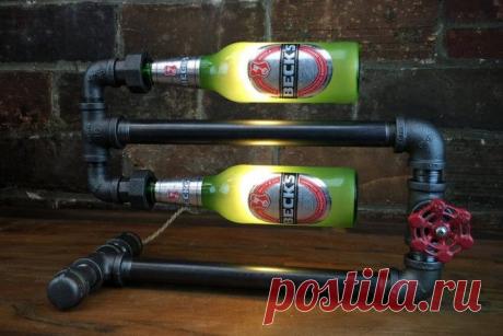 Лампа ручной работы из трубопровода с вентилями и двух бутылок вашего любимого пива на выбор. Яркие светодиоды, простое управление и оригинальный внешний вид — классное дополнение интерьера.ца 8