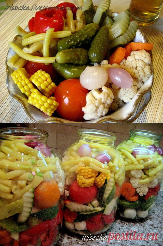 Овощное ассорти, маринованное в уксусе с пряностями.