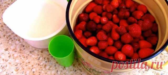 Многие до сих пор готовят варенье неправильно! «Сырое варенье» не нужно варить совсем, тройная заливка сохраняет… Клубника как свежая до самой весны. — БЛИНЧИК