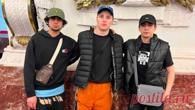 В Мурино задержали грабителей, которые приглашали потерпевших на свидания от имени девушки. Во Всеволожском районе задержали банду, грабившую мужчин, приезжавших к выдуманной ими секс-работнице. Об этом сообщили в пресс-службе ГУ МВД по Петербургу и Ленобласти. Молодые люди решили грабить интересующихся секс-услугами мужчин, ...