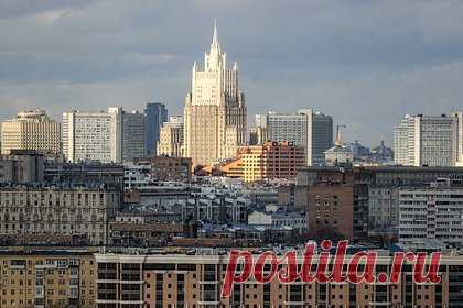 МИД России направил Варшаве ноту протеста. Посольство России в Варшаве направило в МИД Польши официальную ноту протеста из-за силового захвата школы по указанию варшавской мэрии, которое произошло 29 апреля. Ранее сообщалось, что школьные занятия продолжатся после 10 мая, когда сотрудники школы найдут новое здание.