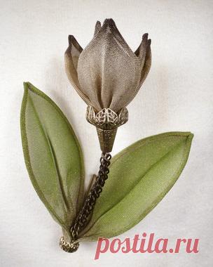 Tulip with Leaves Pin Looking for a unique metal jewelry piece? Our Tulip with Leaves Pin is artisan-made right here in the United States.