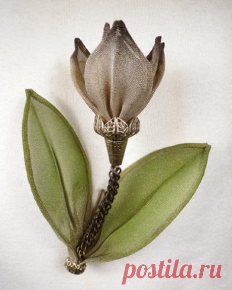 Tulip with Leaves Pin Looking for a unique metal jewelry piece? Our Tulip with Leaves Pin is artisan-made right here in the United States.