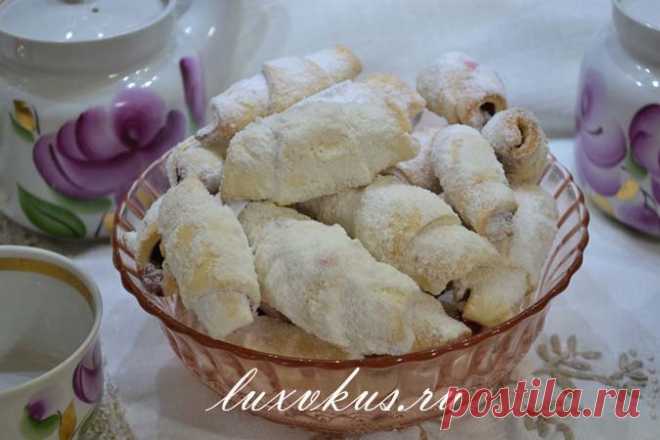 Рассыпчатые рогалики на смальце с вишней