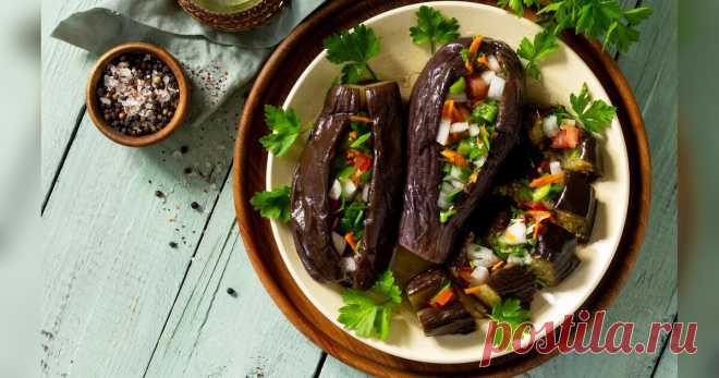 Gefüllte Auberginen mit Sommergemüse und Schafskäse Dieses sommerliche Ofengericht kombiniert Auberginen mit knackigem Gemüse, aromatischen Kräutern und würzigem Schafskäse. So schmeckt mediterraner Genuss: einfach, bunt und lecker.