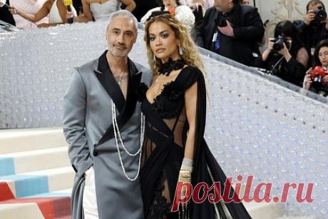 Рита Ора пришла на свидание с мужем в прозрачном платье. Британская певица и актриса Рита Ора пришла на свидание с мужем, новозеландским режиссером Тайкой Вайтити в откровенном наряде. Отмечается, что 32-летняя исполнительница и ее избранник посетили греческий ресторан Apollo в Сиднее, Австралия. Для выхода в свет она выбрала прозрачное облегающее платье.