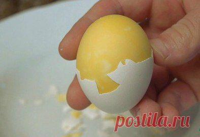 Потрясите минуту сырое яйцо, а затем сварите его. Получится настоящее золотое яйцо!