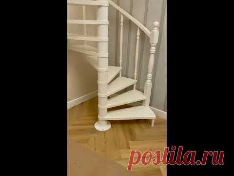 Винтовая лестница деревянная и перила из дуба
