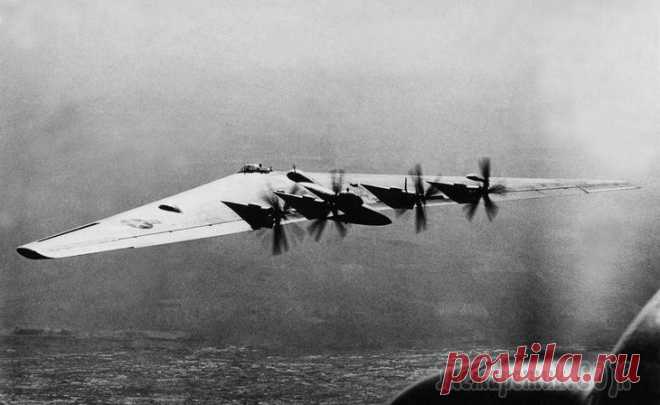 Cамолет-невидимка: самое секретное оружие Второй мировой Со времен братьев Райт авиационные инженеры экспериментировали с конструкцией «Летающего крыла»: бесхвостых самолетов без определенного фюзеляжа. Все компоненты машины и сам пилот располагаются в плос...