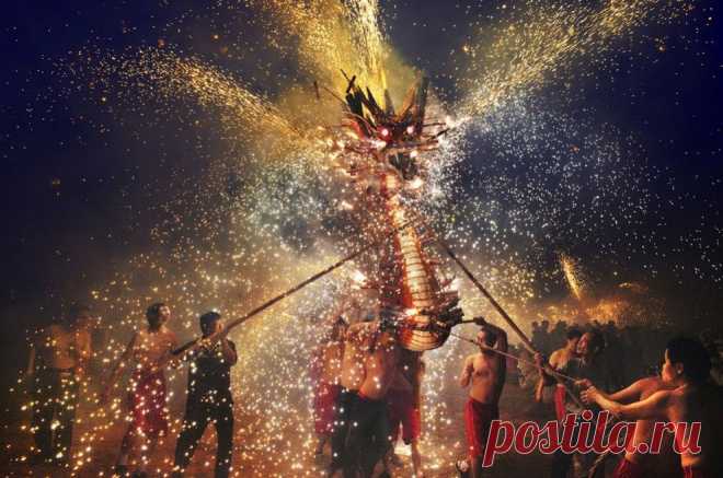 *Фестиваль Огненного дракона в Макао.*