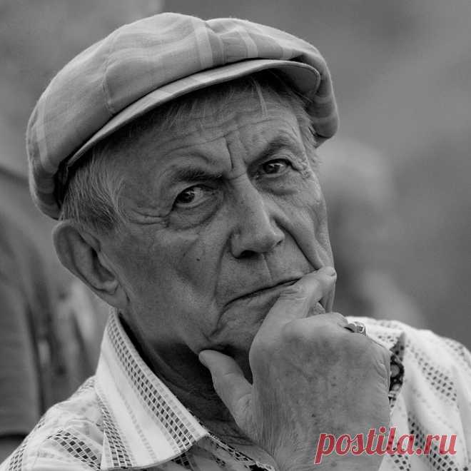 Дай Бог! 

Дай Бог, слепцам глаза вернуть
и спины выпрямить горбатым.
Дай Бог, быть Богом хоть чуть-чуть,
но быть нельзя чуть-чуть распятым.

Дай Бог, не вляпаться во власть
и не геройствовать подложно,
и быть богатым — но не красть,
конечно, если так возможно.

Дай Бог, быть тертым калачом,
не сожранным ничьею шайкой,
ни жертвой быть, ни палачом,
ни барином, ни попрошайкой.

Дай Бог, поменьше рваных ран,
когда идет большая драка.
Дай Бог, побольше разных стран,
не потеряв...