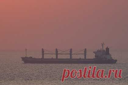 Сухогруз напоролся на морскую мину под Одессой и начал тонуть