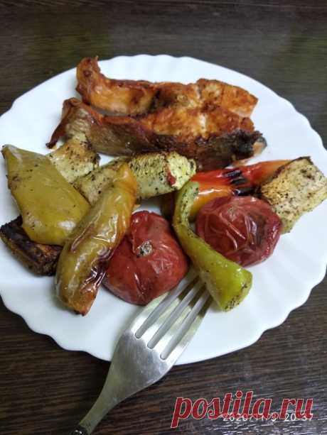 Не хуже чем ресторанное блюдо!
ФОРЕЛЬ С ОВОЩАМИ ГРИЛЬ

Немного фантазии и Кето блюдо готово.

Все готовила на гриле. Получилось полезно и очень вкусно.
Продукты:
Форель - 500 г. (4 кусочка)
1 Кабачок - 270 г.
1 Баклажан - 110 г
2 средних перца болгарских - 100 г.
Помидор не крупный - 200 г.
Оливковое масло холодного отжима - 10-20 г.
Соль, перец, чеснок сушеный - по вкусу
Сок лимона 2 ст. ложки
Приправа для рыбы по вкусу.

Как готовить: Рыбу нарезать на порционные куски. С...