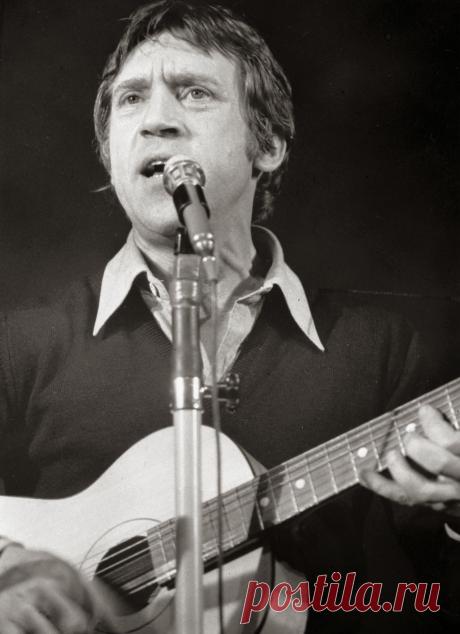 Valeri Denisov
загружено 04.09.2015
Альбом: МОИ ЛЮБИМЫЕ АКТЕРЫ=МУЖЧИНЫ.
Высоцкому. Ты так велик и так правдив - Какие мне найти слова? Мечте своей не изменив Твоя склонилась голова. Не может быть двух разных мнений: - Ты просто наш Советский гений! В.Гафт.