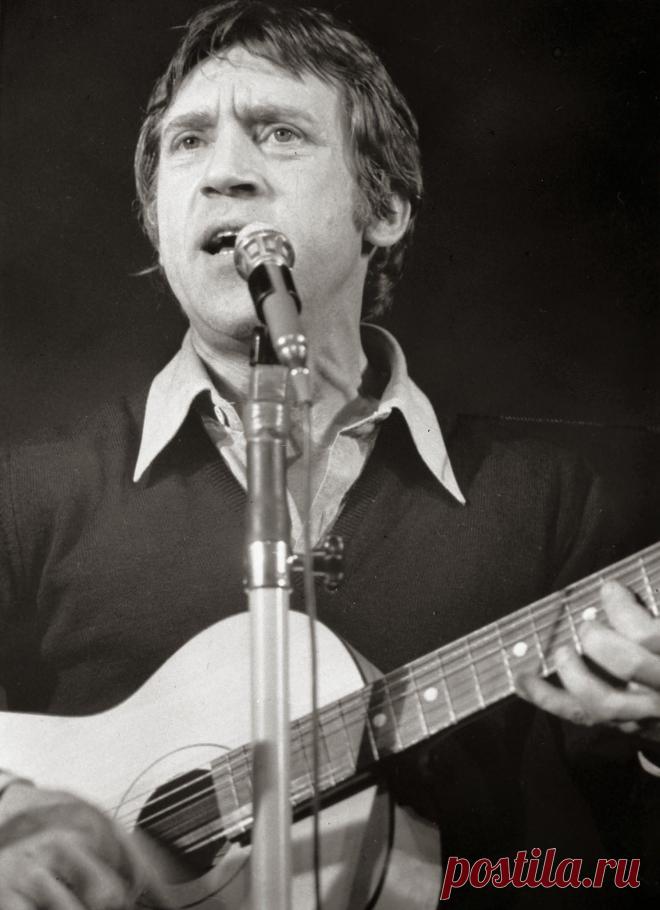 Valeri Denisov
загружено 04.09.2015
Альбом: МОИ ЛЮБИМЫЕ АКТЕРЫ=МУЖЧИНЫ.
Высоцкому. Ты так велик и так правдив - Какие мне найти слова? Мечте своей не изменив Твоя склонилась голова. Не может быть двух разных мнений: - Ты просто наш Советский гений! В.Гафт.