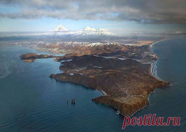 КАМЧАТКА - каменистый полуостров! На самом-самом краюшке земли! Где солнце поднимается из сопок! И уплывая плачут корабли! сюда увы не тянут магистрали! И поезда не ходят хоть убей! Но нет на свете лучше и прекрасней земли, природы и людей!