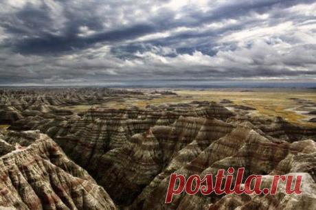 Разноцветные горы - Полосатые дюны – ещё одно удивительное творение природы. Находятся они в Цветной пустыне, которая расположена на плато Колорадо (США).