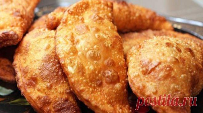 Хрустящее тесто для чебуреков и оригинальная начинка из сыра и зелени 


Оторваться невозможно!









Ингредиенты:
Для теста:

вода — 200 миллилитров;
2 столовые ложки рафинированного растительного масла;
щепотка соли;
водка — 20 миллилитров;
мука — 450-500 грамм;
од…