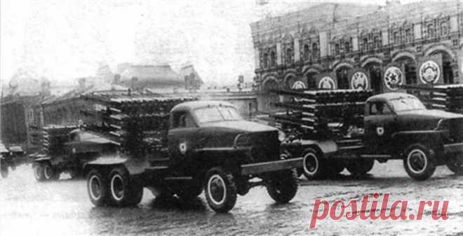 Монстр залпового огня: БМ-8-72 (2 фото) | Чёрт побери Под самый занавес войны была создана уникальная пусковая установка 82-мм реактивных снарядов на 72 ракеты разом. Назвали ее БМ-8-72. Зачем такая монструозность? Ответ на этот вопрос даст экономика. Дело в том, что советские РСЗО стоили копейки. Оружие гениальное. В стоимости знаменитой