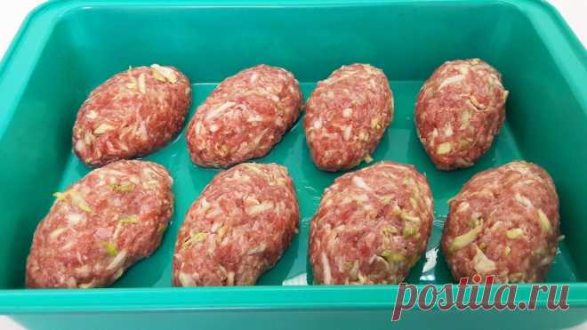 Сочные котлеты с капустой и фаршем (в духовке) Котлеты с капустой и фаршем в духовке получаются не только вкусными, но и сочными внутри. Капуста идеально дополняет вкус мяса, придает блюду сочность и нежность. А благодаря тому, что они выпекаются в духовке, а не обжариваются в растительном масле на сковороде, они получаются намного...