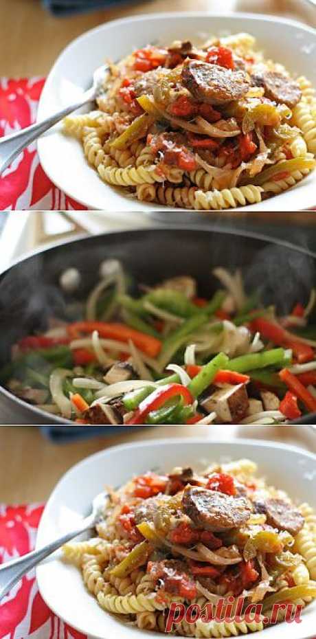 Паста с остренькими колбасками и овощами.