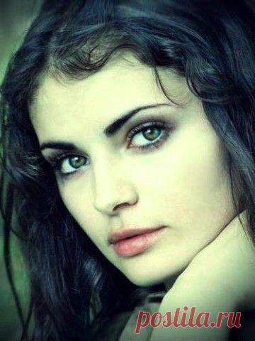 Женщина с зелёными глазами
Слишком недоверчива ко лжи…
В сердце с неземными чудесами,
Меряет предательств этажи,

Но ничуть от боли не ломаясь,
Против ветра, в бурю, не боясь,
Всё идёт по жизни, улыбаясь.
И к её ногам не липнет грязь…

Сплетни, и интриги не волнуют…
Ей важней открытая душа…
Нет… Она мужчин не атакует…
Не впервой по лезвию ножа…

Женщина по имени Ирина
Правду не продаст за миллион…
От неё толчков не будет в спину.
Бумеранга ей знаком закон…

Даже если