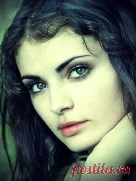 Женщина с зелёными глазами
Слишком недоверчива ко лжи…
В сердце с неземными чудесами,
Меряет предательств этажи,

Но ничуть от боли не ломаясь,
Против ветра, в бурю, не боясь,
Всё идёт по жизни, улыбаясь.
И к её ногам не липнет грязь…

Сплетни, и интриги не волнуют…
Ей важней открытая душа…
Нет… Она мужчин не атакует…
Не впервой по лезвию ножа…

Женщина по имени Ирина
Правду не продаст за миллион…
От неё толчков не будет в спину.
Бумеранга ей знаком закон…

Даже если