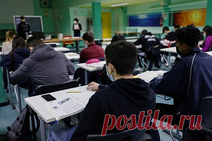 Школьникам дали задание написать рассказ с сексуальными фантазиями. Учитель из США попросил учеников написать сочинение о своих сексуальных фантазиях. Тема сочинения вызвала возмущение родителей. Задание было дано на занятии, посвященном здоровью. В результате директор школы отменила это задание и объяснила, что учебный план базировался на устаревшей и несогласованной программе.