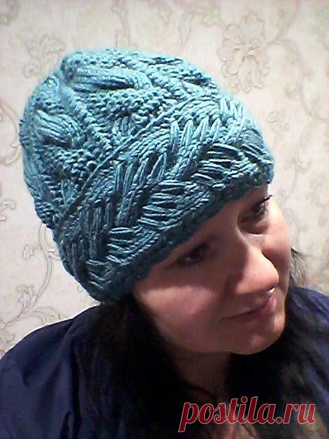 Шапка спицами узором Турецкая коса .