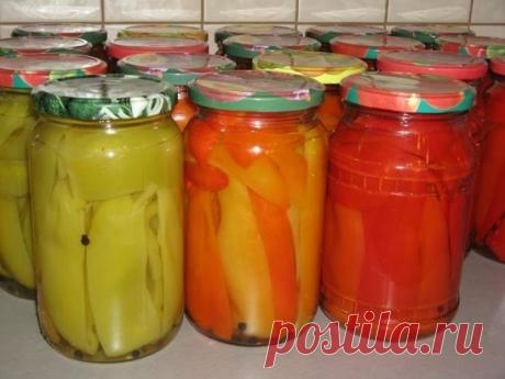 Перец в маринаде. Надёжный рецепт! 
Перец — 2 кг 
Для маринада: 
Ввода — 1 литр 
Сахар — 1,5 стакана 
9% уксус — 1,5 стакана 
Растительное масло — 1 стакан 
Соль -— 2 ст. л. 
Черный перчик горошком — по вкусу. 
Перец помыть, удалить плодоножки и семена, разрезать на четвертинки. Приготовить горячий маринад. Выложить перец в маринад, довести до кипения на среднем огне, варить 5 минут. Переложить перец в стерилизованные банки. Маринад довести до кипения. Залить банки маринадом. Закатать, переверну