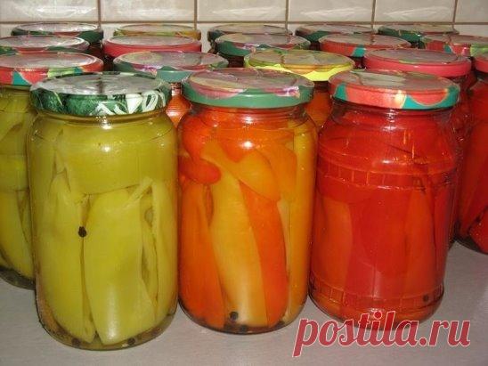 Перец в маринаде. Надёжный рецепт! 
Перец — 2 кг 
Для маринада: 
Ввода — 1 литр 
Сахар — 1,5 стакана 
9% уксус — 1,5 стакана 
Растительное масло — 1 стакан 
Соль -— 2 ст. л. 
Черный перчик горошком — по вкусу. 
Перец помыть, удалить плодоножки и семена, разрезать на четвертинки. Приготовить горячий маринад. Выложить перец в маринад, довести до кипения на среднем огне, варить 5 минут. Переложить перец в стерилизованные банки. Маринад довести до кипения. Залить банки маринадом. Закатать, переверну