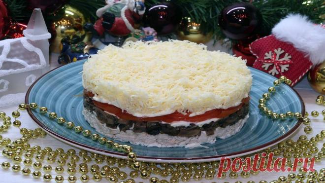 Салат Боярский на Новогодний стол. Очень вкусный и красивый салат с курицей и грибами Ингредиенты:Куриное филе (отварное) – 300 гШампиньоны – 250 гТоматы – 2 шт.Сыр – 150 гЛук репчатый – 1 луковицаМайонез – по вкусуСоль, перец – по вкусуРастительное масло – для жарки1. Первым делом, нарезаем репчатый лук четверть кольцами.2. Свежие шампиньоны нарезаем на небольшие...
