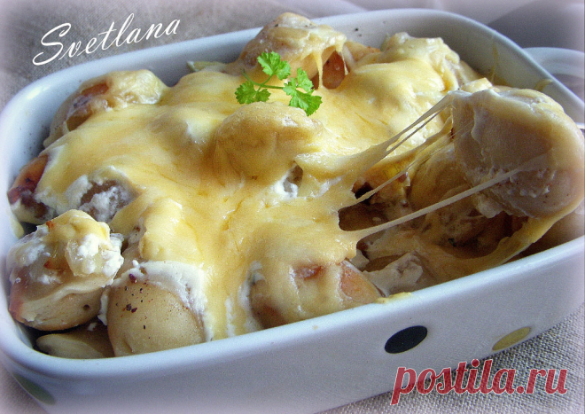 Пельмени запечённые со сметаной и сыром.