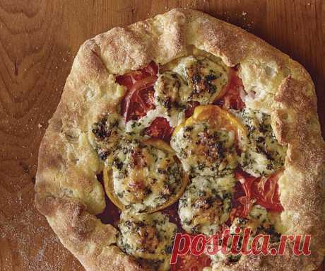 Деревенский пирог с помидорами и сыром
#лакто_вегетарианство@just_veg 

Деревенские пироги обычно очень просты в приготовлении. Этот пирог – не исключение. При всей своей простоте он идеально подходит как для позднего завтрака, так и для обеда или ужина. Вы вполне можете удовлетвориться куском такого пирога и наесться! А маленький кусочек будет достаточен для легкого перекуса. 

Секрет этого пирога в хорошей хрустящей корочке и посыпке из манной крупы под вкусной сочной на...