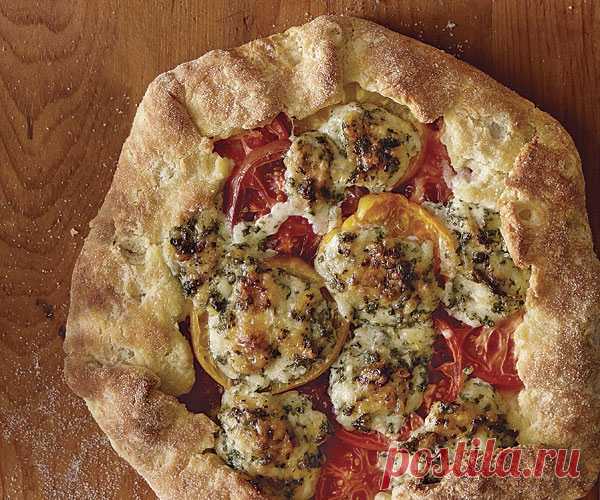 Деревенский пирог с помидорами и сыром
#лакто_вегетарианство@just_veg 

Деревенские пироги обычно очень просты в приготовлении. Этот пирог – не исключение. При всей своей простоте он идеально подходит как для позднего завтрака, так и для обеда или ужина. Вы вполне можете удовлетвориться куском такого пирога и наесться! А маленький кусочек будет достаточен для легкого перекуса. 

Секрет этого пирога в хорошей хрустящей корочке и посыпке из манной крупы под вкусной сочной на...