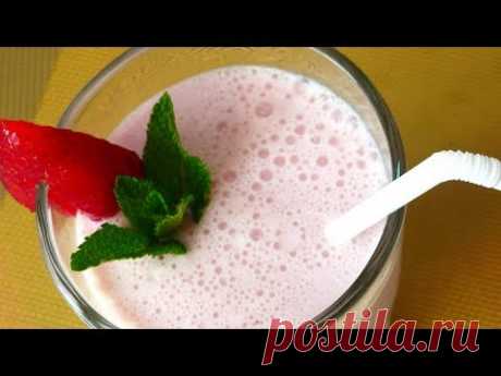 * Молочный коктейль с клубникой и бананами *