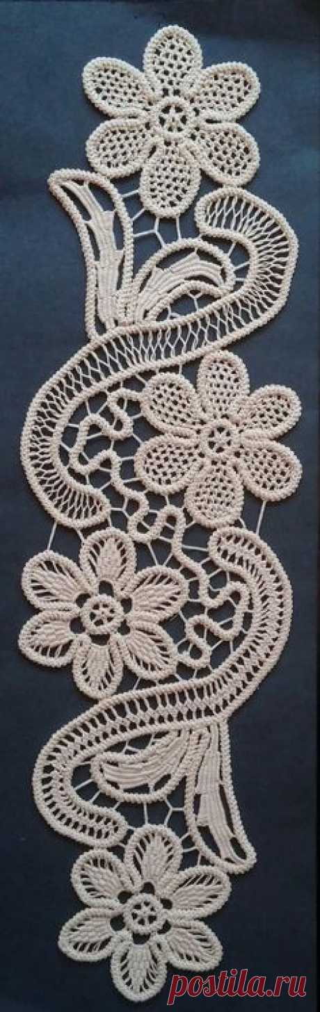 Doily Romanian Point Lace Style ECRU (Beige) Floral Pattern 15&quot; x 6&quot;