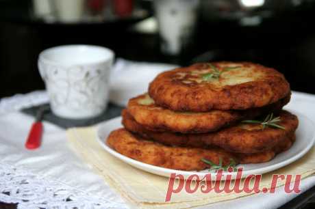 Сырные лепешки
Простой рецепт вкуснейших жареных лепешек с сыром и сметаной.