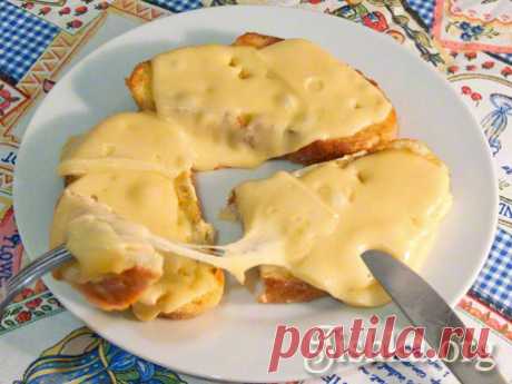 Гренки с сыром 
Часто на завтрак я готовлю гренки с расплавленным твердым сыром, их приготовление занимает не больше 5 минут, а получаются они очень вкусными и сытными. Это блюдо — прекрасный способ использовать ост…