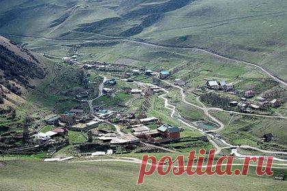 Альпинист назвал возможное местонахождение останков Сергея Бодрова-младшего. Останки актера и режиссера Сергея Бодрова, погибшего ровно 20 лет назад при сходе ледника Колка в Кармандонском ущелье (Северная Осетия), могут находиться не в автомобильном тоннеле, где спасатели искали его и пропавшую съемочную группу, а на противоположном склоне, у села Старая Саниба, считает альпинист Олег Рыжанов.