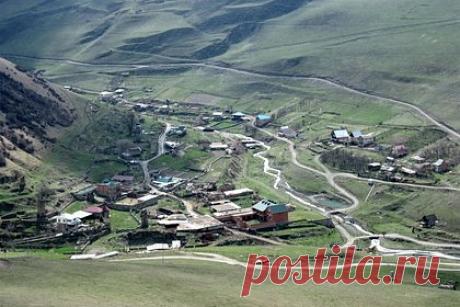 Альпинист назвал возможное местонахождение останков Сергея Бодрова-младшего. Останки актера и режиссера Сергея Бодрова, погибшего ровно 20 лет назад при сходе ледника Колка в Кармандонском ущелье (Северная Осетия), могут находиться не в автомобильном тоннеле, где спасатели искали его и пропавшую съемочную группу, а на противоположном склоне, у села Старая Саниба, считает альпинист Олег Рыжанов.