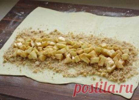 "Яблочный штрудель"

Ингредиенты:
- 2 листа слоеного теста, разморозить до комнатной температуры
- 2-3 больших яблока (желательно кислых)
- 1/2 ч.л. корицы
- 2 ст.л. сахара
- 2 ст.л. муки
- Полстакана рубленных орехов
- 3 ст.л. коричневого сахара
- 2 ст.л. обычного сахара
- 2 ст.л. панировочных сухарей
- 1 яйцо + 1 ч.л. воды, взбить, для смазки

Приготовление:
1. Духовку нагрейте до 190 градусов.
2. Очистите, выньте сердцевину и нарежьте яблоки. 3. Выложите в миску и смеша...