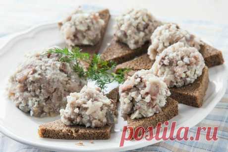 Как приготовить форшмак из мяса и рыбы к праздничному столу Чтобы удивить гостей или домочадцев необычной мясной, либо рыбной закуской, стоит знать, как приготовить форшмак. Для него понадобится мясо или птица, а решив делать лакомство по традиционному еврейскому рецепту, приготовьтесь использовать соленую сельдь. Закуска намазывается на хлеб, пресную выпечку или блины, подается холодной или горячей
