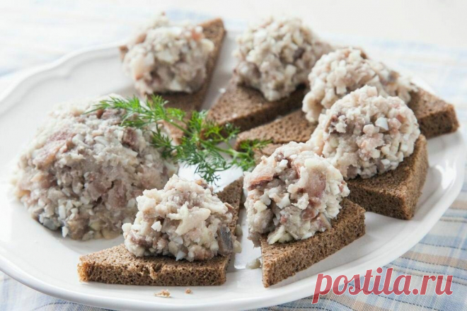 Как приготовить форшмак из мяса и рыбы к праздничному столу Чтобы удивить гостей или домочадцев необычной мясной, либо рыбной закуской, стоит знать, как приготовить форшмак. Для него понадобится мясо или птица, а решив делать лакомство по традиционному еврейскому рецепту, приготовьтесь использовать соленую сельдь. Закуска намазывается на хлеб, пресную выпечку или блины, подается холодной или горячей