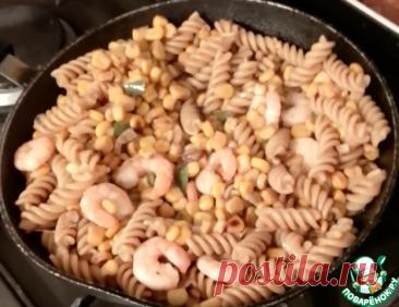 Фузилли с обжаренной кукурузой и креветками. Перец чили добавляет необходимую остроту сладкой кукурузе и креветкам. Лимонный сок и цедра уместны всегда. Блюдо получается сытным и ароматным, несмотря на то, что оно готовится быстро, всего за 25 минут.