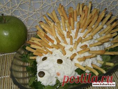 Дети обожают сухарики и чипсы, поэтому такое украшение салата пойдет на УРА!