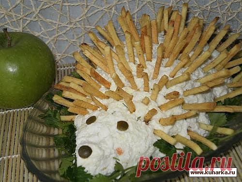 Дети обожают сухарики и чипсы, поэтому такое украшение салата пойдет на УРА!